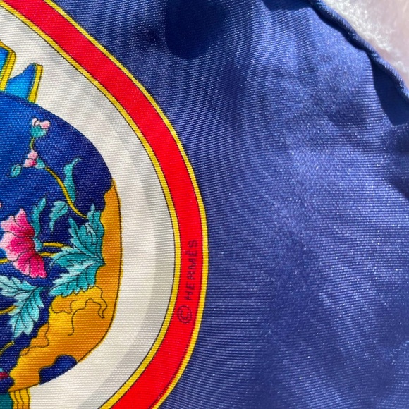 100% silk HERMÈS Qu' Importe Le Flacon Silk Scarf vintage perfume jewelry design - Picture 7 of 9